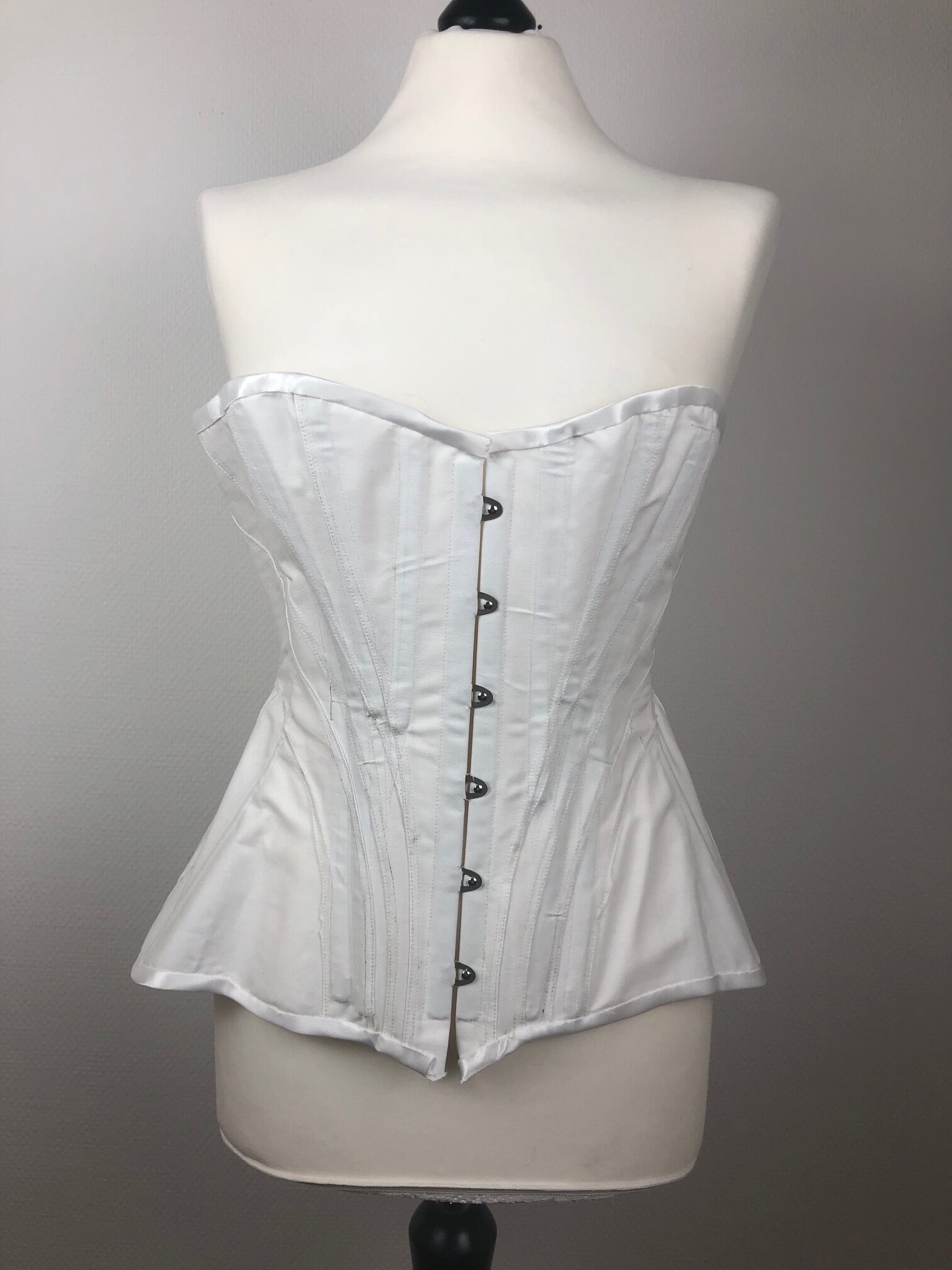 CORSET TOP TUTORIAL : Pattern drafting, cutting and sewing